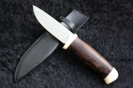 10-005-07-15 - Jaktkniv RioJakarand - Taguanöt 2975 kr