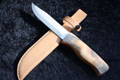 10-005-64-18- Jaktkniv Valnöt Stabbad lönn 2595 kr